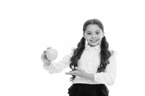 Κορίτσι χαριτωμένο μακριά σγουρά μαλλιά κατέχει μήλο φρούτα λευκό φόντο. Η μαθήτρια έχει μήλο. Παιδί χαρούμενο πρόσωπο σαν μήλο. Σχολικό σνακ. Υγιεινή διατροφή. Σνακ βιταμινών μήλων — Φωτογραφία Αρχείου