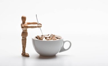 Tıp kavramı al. Vitamini kokteyl. Sağlık sorunu. Dokunulmazlık ve tıp vitaminler. İlaçlar karıştırma. Hızlı tedavi. İlaç reçete. Ahşap insan kukla Kupası tam hapları ve tabletler