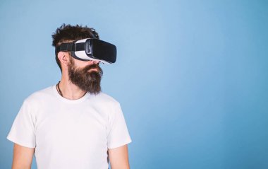 Vr gözlük, açık mavi renkli sakallı adam. Dijital teknoloji kavramı. Hipster ciddi yüz zevk sanal gerçeklik ile becerikli alet. Adam kafa monte ekran ile etkileşim içinde sanal gerçeklik.