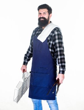 Açık havada et kavurma için araçları. Piknik ve barbekü. Et pişirme ipuçları. Barbekü sezon. Sakallı hippi giyim önlük Barbekü için. Kavurma ve yemek ızgara. Adam tutun pişirme gereçleri Barbekü