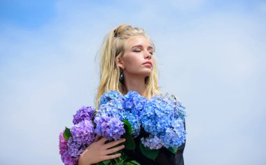 Bahar yeni parfüm parfüm ile tanış. Çiçekler ihale koku. Kız ihale manken ortanca çiçek buketi tutun. Makyaj ve moda stil. Moda trend bahar. Moda ve güzellik sektörü