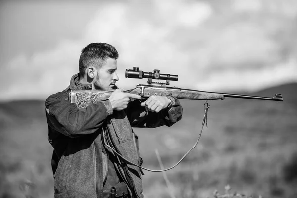 狩猟武器銃やライフル。男性的な趣味の活動です。狩猟ターゲット。男ハンターはライフル、自然の背景を目指してします。経験と実践、成功の狩猟を貸します。男狩り自然環境 — ストック写真