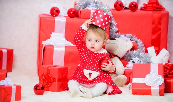 Новорічні подарунки для малюка. Що стосується малюків на Різдво. Подарунки для дитини перше Різдво. Маленька дівчинка грає біля купи подарункових коробок. Сімейне свято. Різдвяні заходи для малюків — стокове фото