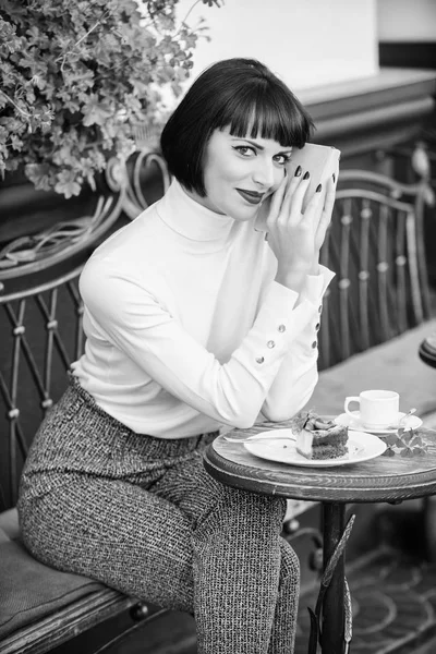 Literatura moderna para mulheres. A mulher de negócios leu o livro durante a pausa para café. Café e bom livro para o fim de semana perfeito. Conceito de auto-aperfeiçoamento. Mulher tem bebida gosta de ler bom livro café terraço — Fotografia de Stock