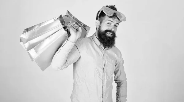 Homme barbu hipster porter des lunettes de soleil tenir tas de sacs à provisions. Comment se préparer pour ses prochaines vacances. Shopping le vendredi noir. Bon shopping avec des sacs en papier. Shopping consommateur accro — Photo