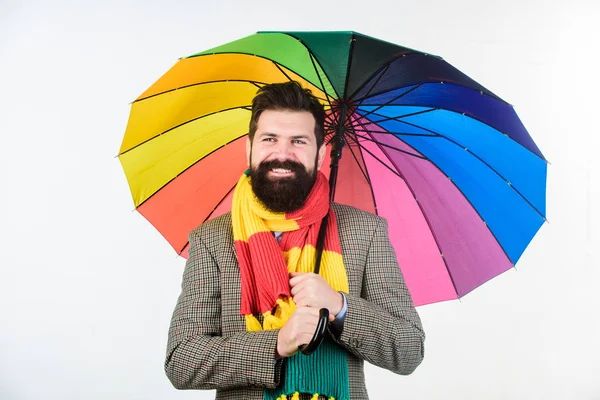 Llevándose su paraguas. Persona colorida sosteniendo paraguas impermeable abierto. Hombre barbudo sosteniendo paraguas colorido. Hombre de la lluvia. Protección contra la lluvia. No hay mal tiempo hay mal paraguas —  Fotos de Stock