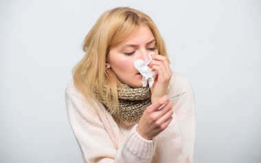 Nasıl ateş getirmek. Hasta kız ateşle. Kız hasta termometre ve doku tutun. Sıcaklığı ölçmek. Ateş Telafiler kır. Mevsimsel grip kavramı. Kadın kötü hisseder. Ateş belirtileri ve nedenleri