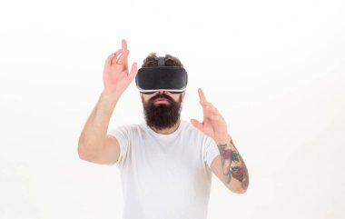 Vr giyen genç adam portresi koruyucu gözlük, 3d kulaklık kullanarak sanal gerçeklik yaşıyor. Sanal gerçeklik gözlüklü adam. Yenilik.