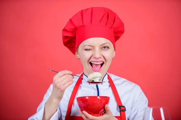 Profesionální kuchař žena drží misku a lžičku. Zdravé vegetariánské a veganské recepty. Zdravé syrové potraviny. Pojem dieta. Jíst zdravě. Zdravá dávka. Dívka nosit klobouk a zástěra Vyzkoušejte chuť jídla — Stock fotografie