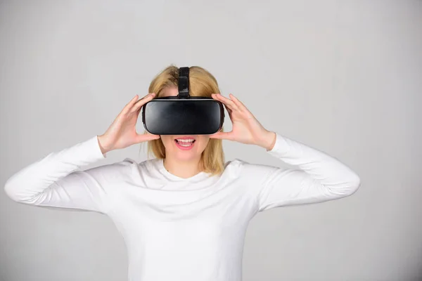 A nő segítségével virtuális-valóság sisak. A nő figyelte a virtuális valóság látás. Szép nő visel a virtuális valóság szemüveg a stúdióban. Most van a jövő. — Stock Fotó