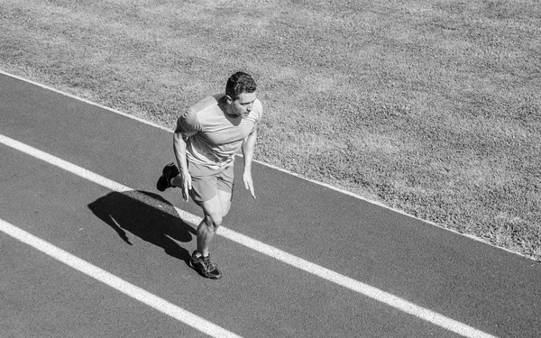 Mężczyzna sportowiec uruchomić aby osiągnąć świetne wyniki. Przewodnik szkoleniowy prędkości. Lekkoatleta biegacz sportowy kształt w ruchu. Sposobów na poprawę prędkości jazdy. Proste sposoby, aby poprawić szybkość i wytrzymałość. Jak biegać szybciej — Zdjęcie stockowe