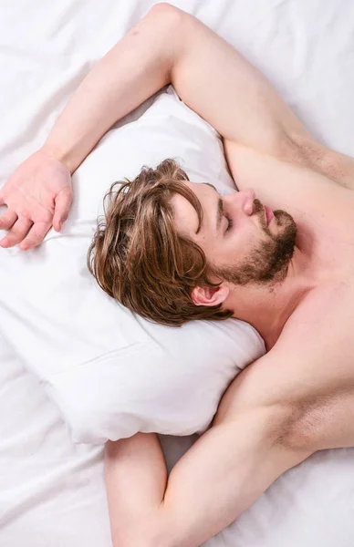 De quanto sono precisas. Homem barbudo dormindo rosto relaxante na almofada. Um homem bonito deitou-se na cama. Obtenha uma quantidade adequada e consistente de sono todas as noites. Dicas de especialistas em dormir melhor — Fotografia de Stock