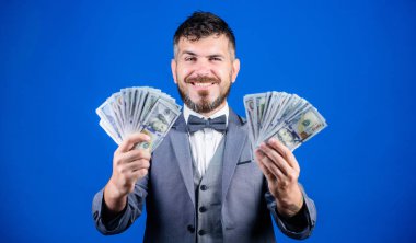 Akıllı yatırımlar ile mutlu. Para birimi broker para bohça ile. Onun iş ile para yapma. İş başlangıç kredi. Nakit para tutan sakallı adam. Zengin işadamı bizimle dolarlık banknotlar