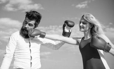 Çift aşk mücadelede. İlişkiler ve aile hayatı her gün mücadele olarak. İlişkiler mücadele kavram olarak. Erkek ve kadın boks eldiveni mavi gökyüzü arka plan mücadele. Sizce çatışma savunmak
