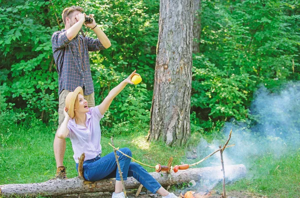 Casal desfrutar de caminhada na floresta observando a natureza. Expedição de dois ornitólogos na floresta. Mulher e homem procurando binóculos perto da fogueira. Observando o conceito de natureza. Ornitologia ocupação interessante — Fotografia de Stock