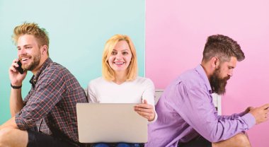 Mobil Gadget dizüstü bilgisayar ile şirket arkadaşlar. Modern toplum internet olmadan hayat düşünemiyorum. Modern teknoloji. Erkek ve kadın cihazlar tarafından yerine gerçek konuşma ağ. Gadget'ı bağımlılığı