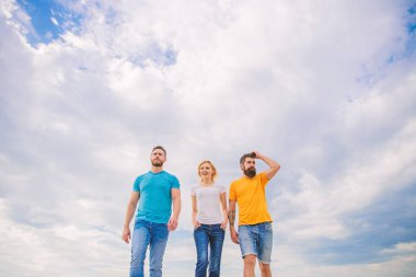Gerçek dostluk kader engellerle büyümek. Üçlü gerçek arkadaşlar Birleşik. Yalak devam uzun bir yol. Birleşik grup kasıtlı ilerleyecektir. Erkek ve kadın yürüyor dramatik bulutlu gökyüzü arka plan