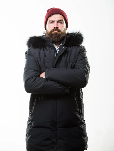 耐候性ジャケットのコンセプトです。冬シーズンの紳士服。フードは、暖かさ、耐候性を追加します。男性ひげを生やした白い背景に分離スタンド ジャケット パーカー。最高の冬のジャケットの選び方 — ストック写真