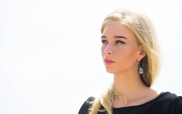 Как быстро и безопасно восстановить отбеленные волосы. Отбеливание корней. Концепция парикмахерских советов. Спасли мои отбеленные волосы. Как ухаживать за отбеленными волосами. Девушка нежная блондинка макияж лица небо фон