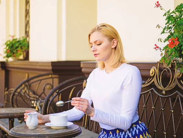 Chá tradicional com leite. Mulher elegante rosto calmo tem beber café terraço ao ar livre. A menina bebe chá com leite como tradição aristocrática. Caneca de chá bom com leite de manhã me dá carga de energia — Fotografia de Stock