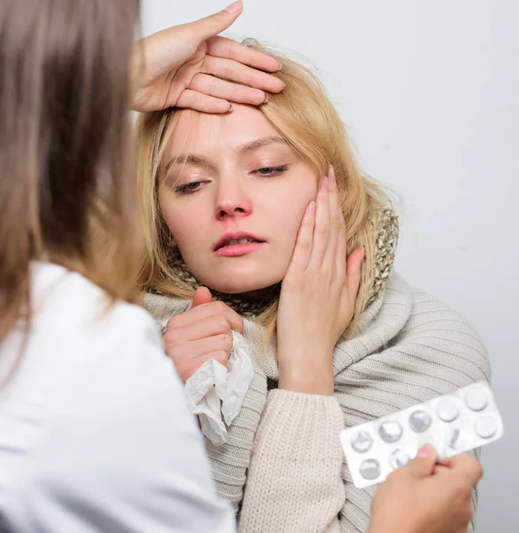 Ich hoffe, es ist keine Grippe. Hausarzt stellt der kranken Frau die Diagnose. Patientenversorgung und Gesundheitsfürsorge. Arzt besucht ungesunde Frau zu Hause. Arzt untersucht Patientin — Stockfoto