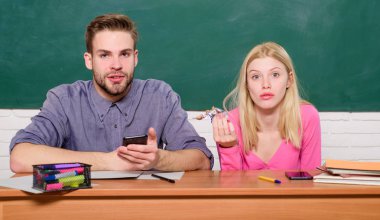 Üniversite okuyan arkadaşlar. Üniversite eğlencesi. Modern eğitim. Üniversitede eğleniyorum. Kız ve erkek dertsiz tasasız sınıfta otururlar. Kolejin tadını çıkarıyorum. Üniversitede ya da üniversitede okumak