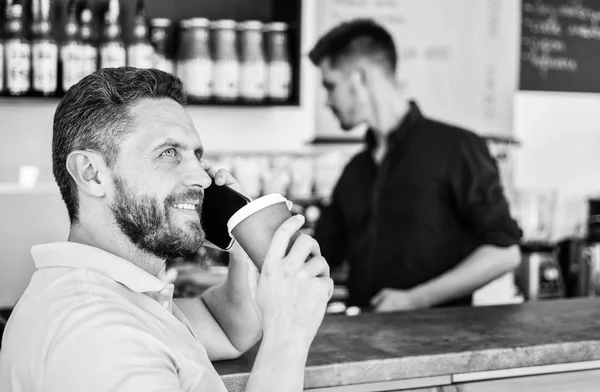 Fico feliz em ouvir-te. Homem resolver problemas telefone tomar café. Empreendedor confiante escolher beber no copo de papel para ir enquanto se comunicar móvel. Homem falar telefone celular e beber café bar fundo — Fotografia de Stock