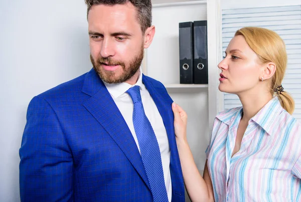 Concetto di bullismo sul posto di lavoro. Comportamento indecente. Uomo toccando ragazza . — Foto Stock