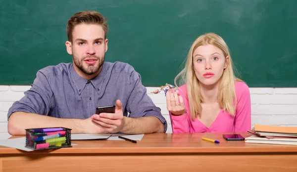 Üniversite okuyan arkadaşlar. Üniversite eğlencesi. Modern eğitim. Üniversitede eğleniyorum. Kız ve erkek dertsiz tasasız sınıfta otururlar. Kolejin tadını çıkarıyorum. Üniversitede ya da üniversitede okumak