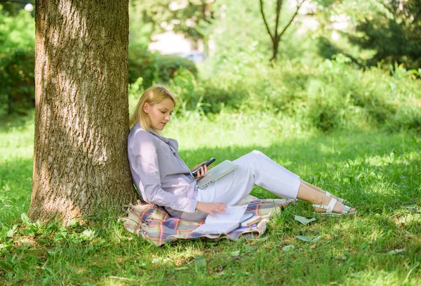 Utiliser la technologie numérique d'opportunité. La technologie moderne donne plus de possibilités de réaliser votre potentiel. Femme avec ordinateur portable et smartphone travaillant à l'extérieur. Fille utiliser la technologie moderne pour les entreprises — Photo