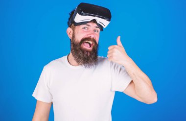 Sakal ve bıyık Vr gözlük, mavi arka plan ile olan adam. VR teknolojisi kavramı. Mutlu yüz hipster jest Yaşasın gösterir. Adam Vr gözlük veya baş ile görüntü monte