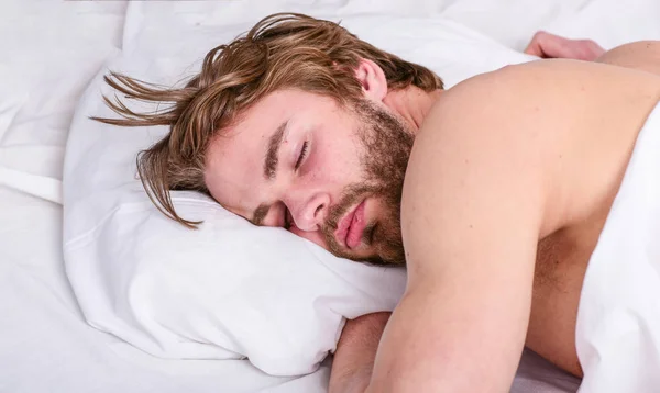 Berapa banyak tidur yang kau butuhkan. Pria tampan berbaring di tempat tidur. Dapatkan jumlah yang cukup dan konsisten tidur setiap malam. Ahli tips pada tidur lebih baik. Pria berjenggot tidur wajah santai di atas bantal — Stok Foto