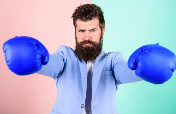 Empresario en traje formal listo para atacar o defender. Fuerte y poderoso. Negocios como lucha en la arena económica. Empresario confiado en sus habilidades. Estrategia de negocios. Lucha por el éxito empresarial — Foto de Stock