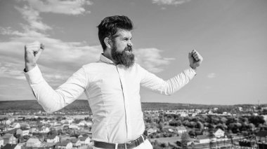 Üstünlük ve güç. Sakallı hippi çekici görünüyor. Adam hissediyor gurur kendini gökyüzü arka plan sakallı. Kendini gurur ve kendini beğenmiş. Narsisistik erkek anlamanın yolu. Adam en iyi başarı zevk