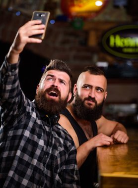 Adam hipster tutun smartphone sakallı. Alarak selfie kavramı. Selfie arkadaşlar sosyal ağlara göndermek. Adam bar bira içiyor. Harika akşam barda hatırlamak selfie fotoğraf çekmek. Online iletişim
