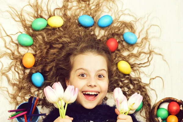 快乐的东方女孩，多彩的长发蛋，郁金香花 — 图库照片