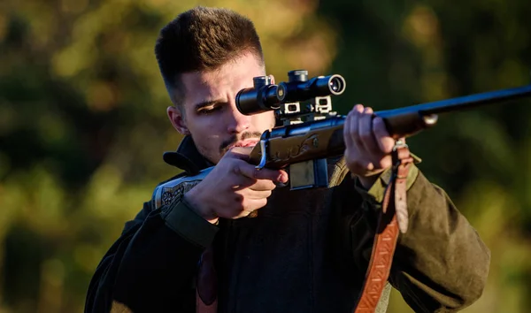 Caçar um passatempo masculino brutal. Temporadas de caça e armadilhas. Caçador sério barbudo passar a caça ao lazer. Olha para ali. Jogo notado. Homem brutal unshaved gamekeeper natureza fundo. Autorização de caça — Fotografia de Stock