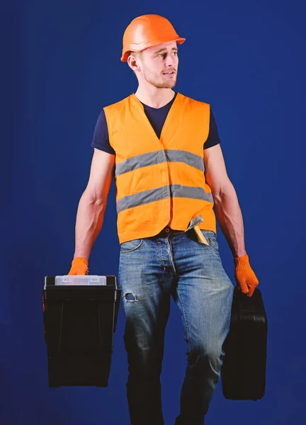 Muž Helmu Přilbu Drží Nástrojů Kufr Nástroje Modré Pozadí Profesionální — Stock fotografie