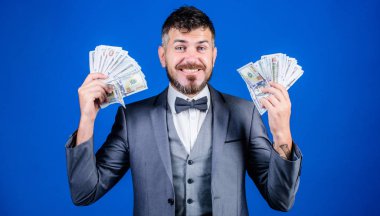 Sonunda zengin. İş başlangıç kredi. Para birimi broker para bohça ile. Nakit para tutan sakallı adam. Zengin işadamı bizimle dolarlık banknotlar. Kendi iş ile para kazanmak