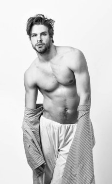 Kaslı adam gövde ile mavi bornoz alıyor.