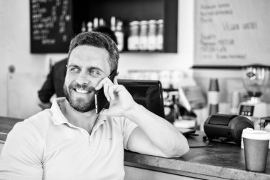 Kahve molası kavramı. Kafede karşılamak sağlar. Adam telefon konuşma kafe barista arka plan. Beklerken kahve içmek. Kahve meşgul insanlar için seçenek götürün. Adam akıllı telefon sipariş kahve ile