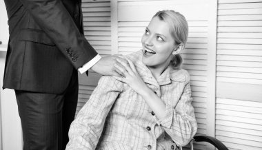 İş yerinde cinsel taciz. Önyargı ofisi. Elini omzuna koyarak kişi.