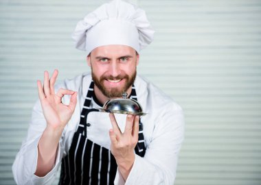 Şef Aşçı el ok işareti. Master chef restoranda yemek hizmet. Yakışıklı adam önlük ve aşçı şapkalı. Şef yemek lezzetli yemek ile Tekdüzen ayakta. Restoranımız her zevke hitap etmektedir.
