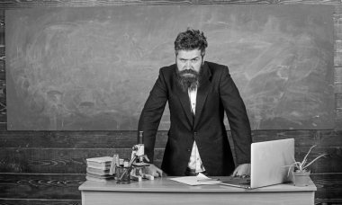 Öğretmen ilginç muhatap yetkilisi olarak. Öğretmen sakallı adam korkunç hikaye anlatayım. Öğrenci veya öğrenci için söz. Öğretmen karizmatik hipster stand tablo sınıf kara tahta arka plan