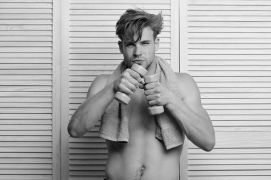 Dambıl ve yeşil havlu olan adam. Sabah egzersizleri kavramı