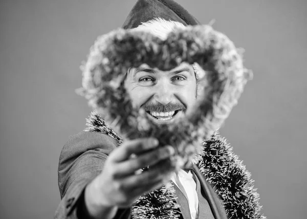 Feliz Natal e feliz ano novo. Hipster segurar símbolo coração do amor. Traga amor para as férias em família. Homem apaixonado feliz usar chapéu de Papai Noel comemorar natal fundo verde. Espalhar amor ao redor — Fotografia de Stock