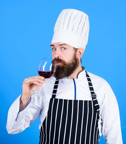 Detta är perfekt vin. Glad skäggig man. Detta vin är perfekt. Självsäker manliga sommelier undersöka glas med vin. Professionell kock i kock uniform. Alkoholhaltig dryck. Rött vin i glas — Stockfoto