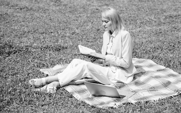 Pasos para empezar a trabajar por cuenta propia. La mujer de negocios freelancer trabaja al aire libre. Concepto de ideas de negocio en línea. Concepto de picnic de negocios. Mujer con portátil o portátil sentarse en la alfombra pradera de hierba verde — Foto de Stock