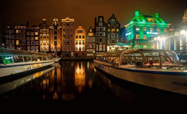 Tur tekneleri nehir kanalı ve Amsterdam'ın tarihi binalar