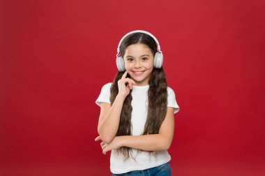 Mükemmel ses deneyimi. Tatlı müzik fan. Küçük kız müzik dinliyor. Stereo kulaklık giyen küçük kız. Küçük çocuk kulaklık oynamak müzik keyfini çıkarın. Büyük eğlence yanı sıra çalışma için